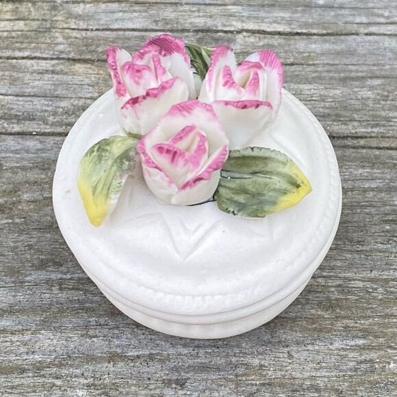 NIB New VICTORIAN TRADING CO LIDDED FLORAL PORCELAIN TRINKET BOX - Picture 1 of 5